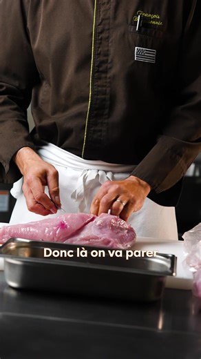 Aujourd'hui, nous passons en cuisine avec François, notre talentueux Chef de restauration collective, pour une délicieuse recette ! Au menu, nos filets de dinde "Côté Jardin", accompagnés de savoureuses carottes braisées 🤤 Une fois de plus, François nous apporte la preuve qu'une recette pensée pour la restauration collective peut être absolument irrésistible ! Le secret ? La qualité ! La gamme “Côté Jardin” de Poule et Toque, c'est la garantie d'une volaille bien élevée dans une filière transpa