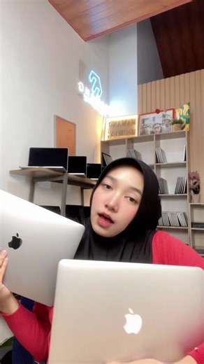 Beli MacBook second di Mamang macboo bisa COD loh guys,dapet charger sama install office permanen ❤️‍🔥#macbook #macbooksecond #macbookpro #macbooksecond