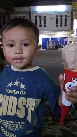 defe idar jajan eskrim 😋