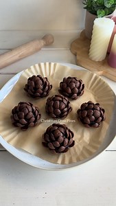 Oreo Pines 🍫 INGREDIENTI: Cereali barchette al cioccolato 1 pacco di oreo 70gr philadelphia light • frulla gli oreo in un mixer • versa in una ciotola ed unisci la philadelphia light • mescola con un cucchiaio o con le mani fini a renderlo omogeneo • crea delle palline e metti i petali in modo da formare una pigna • decora con dello zucchero a velo #pigne #pignedicioccolato #pine #oreo #oreoicecream | Giorgia Paino