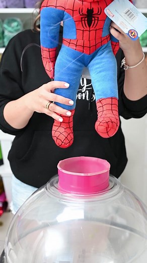 Stuffing balloon for a Spiderman Birthday Party! #stuffingballoons #spidermanparty #spidermandecor #balloonsdecoration #balloonsarrangement #balloonsbouquet