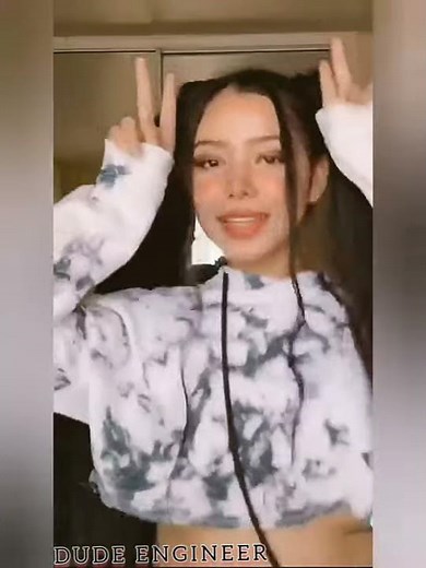 Bella Poarch Showing 🍒!! Bella Poarch viral Tiktok!!