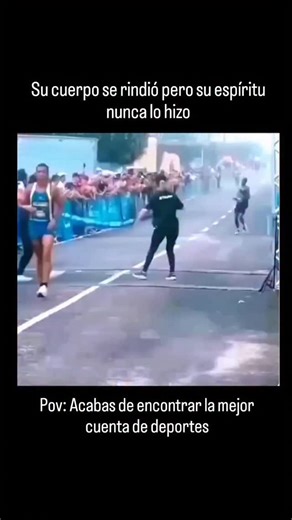 deportes247momentos on Instagram: "Durante una maratón, el corredor que iba primero estaba a solo unos pasos de la meta cuando el agotamiento lo derrumbó. Sus piernas temblaban, cada músculo gritaba por detenerse… pero su espíritu se negó a rendirse. Con una fuerza imposible de explicar, siguió avanzando, gateando, arrastrándose, luchando por cada metro hasta cruzar la línea de meta. Ya no se trataba de ganar. Se trataba de demostrar que la verdadera fuerza no está en el cuerpo, sino en la volun
