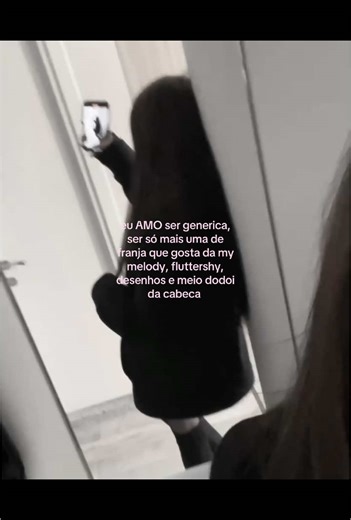 Amo ser Genérica com Franja e Cabelos Encaracolados