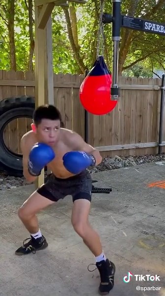 This guy is an absolute BEAST on the SPARBAR 🔥 #sparbar #boxingskills #boxer #boxing