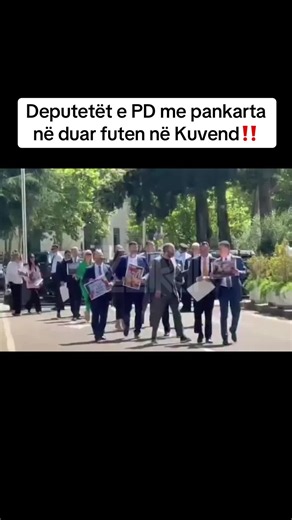 Deputetët e PD me pankarta në duar futen në Kuvend‼️ Deputetët e Partisë Demokratike ka mbërritur në Kuvend për seancën e radhës plenare me pankarta në duar, si ato në protestat e zhvilluara në Tiranë, kundër qeverisë dhe kryeministrit Edi Rama. #zeri #deputeteepd #pankarta #viral