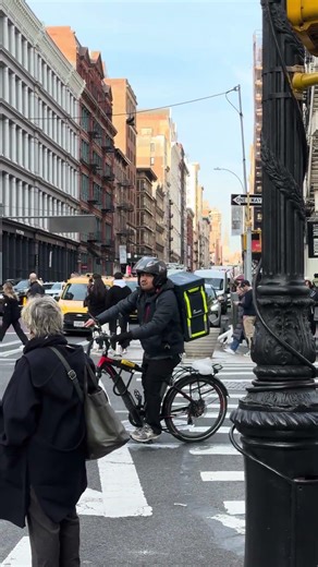 🚨FDNY Sirens and no lights - Engine 55 responding with siren and airhorn, but no lights.