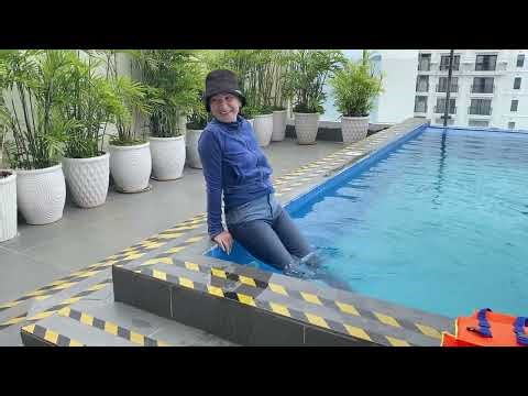 Wetlook 💧 Wet jeans and a wet sweater #swimming #wet #jeans #girl #swimmingpool #bounce