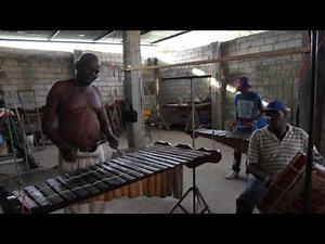 Papá Roncón tocando la marimba en su taller en Borbón