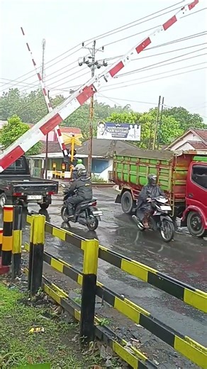 The Most Tense Moment at A Busy Railway Crossing | Momen Paling Tegang di Perlintasan Tersibuk