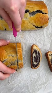 1/6 makových receptů 🫡🔥😝 tak si ulož & sleduj ať ti ostatní recepty neutečou vláčný závin, který je hotový do pár minut, si zamiluješ! Navíc tě taky mnohem více zasytí, je totiž plný bílkovin díky tvarohovému těstu. 💪🏻 1 porce obsahuje 135 kcal 15 g sacharidů 6 g tuků 5 g bílkovin Na 20 porcí Na těsto: 150 g hladké mouky 100 g hrubé mouky 2 vejce 75 g oleje 125 g měkkého tvarohu 20 g třtinového cukru 1 čajová lžička kypřicího prášku 1 špetka soli 30 ml mléka Na náplň: 200 g máku 500 ml mlék