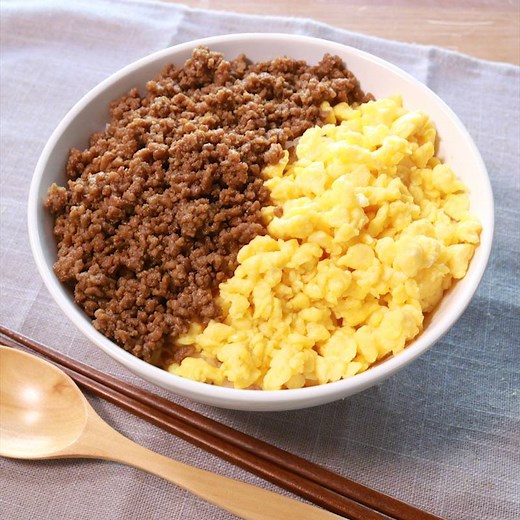 合挽き肉でジューシー！2色のそぼろ丼 作り方・レシピ | クラシル