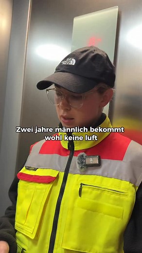 🚨 UNENTDECKTE GEFAHR! Die du kennen & erkennen solltest 🙏🏻 Ein Kind bekommt plötzlich kaum Luft. Kein Fieber, kein Husten, aber ein pfeifendes, hohes Geräusch beim Einatmen. Das nennt man Stridor und das ist immer ein Warnzeichen dafür, dass etwas im Bereich des Kehlkopfs oder der oberen Atemwege nicht stimmt. In diesem Fall war der Auslöser etwas, womit viele Eltern gar nicht rechnen: ätherische Öle. Eukalyptus, Menthol oder Kampfer, Stoffe, die in vielen Erkältungssalben, Badezusätzen oder 