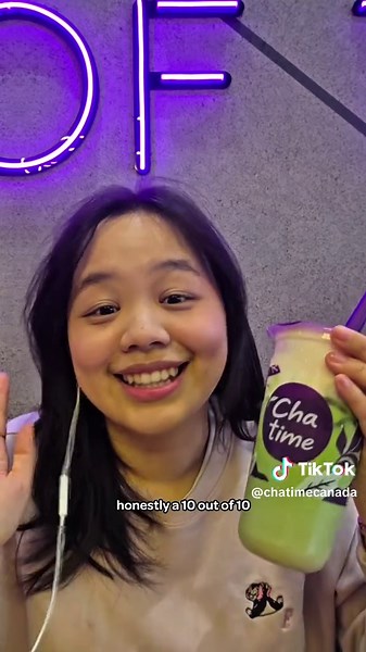 Did you know Chatime has a Spring Bundle? 🌸 Grab any large Sakura Blossom drink a Sakura Lychee Tiramisu for a discount 🙌 Spring just got sweeter… now you get both a drink and dessert for a pretty sweet deal 💗 Which combo are you getting? 👀