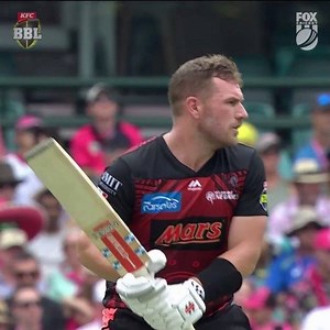Things you love to see: Nathan Lyon, a lid-less Aaron Finch, huge SCG sixes 😍 | BBL