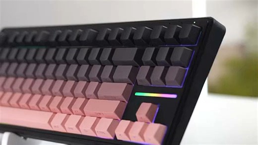 前行者V80三模键盘颜值在线，有线无线蓝牙随心切换，打字游戏都畅快，居家办公更轻松！