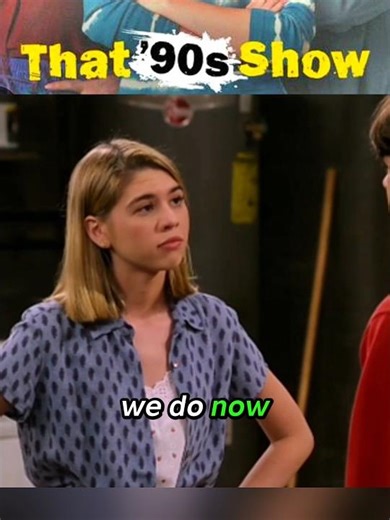 Jay and Leia’s goodbye kiss gets interrupted by Nikki 🤣 #that90sshow #that70sshow #shorts #netflix