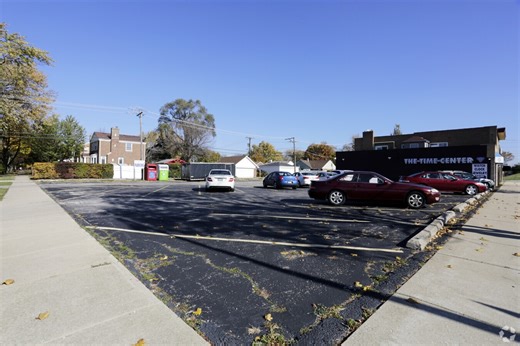 9848 W Roosevelt Rd, Westchester, IL 60154 - Parking Lot | LoopNet