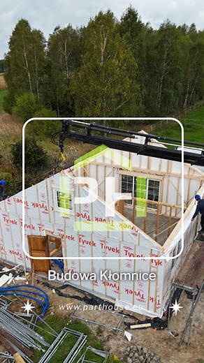 Jak wygląda wykończenie elewacji domu szkieletowego?🏡 Chciałbyś otrzymać ofertę? Napisz do nas: office@parthouse.eu #StanDeweloperski #budowadomu #konstrukcjedrewniane #architecture #budownictwoszkieletowe #realization #DomySzkieletowe #projektybudowlane #konstrukcjadrewniana #domyprefabrykowane #budowadomu2025 #nowoczesnaarchitektura #DomMarzeń #budowa #ZaufanieKlienta #woodworking #DreamHome #buildinghouses #CiszaINatura #DomWZieleni | PartHouse.eu