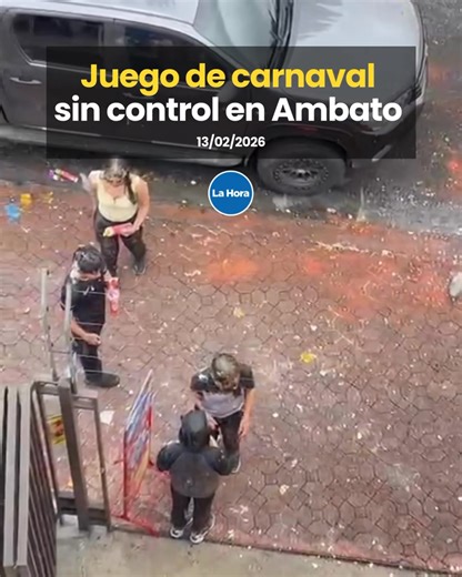 #Ambato | Con anilina, huevos, harina, agua y espuma, estudiantes de diferentes unidades educativas jugaron carnaval sin control en diferentes sectores de la ciudad, a pesar de que el juego está prohibido. | La Hora Tungurahua