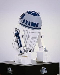 【R2-D2 IN HUMAN SCALE】 LEGO STAR WARS系列將STAR WARS場景完美復刻，尤其是飛船的模型，一直深受粉絲喜愛。為了慶祝LEGO STAR WARS誕生25周年，LEGO特意製作銀河系中最可愛機器人R2-D2，並將R2-D2以1:1比例呈現。整個R2-D2模型花了195小時砌成，總共有27797個LEGO零件，重達126KG。模型的頭部更可以轉動，將STAR WARS電影裡的R2-D2完美呈現，讓不少STAR WARS粉絲與LEGO粉絲都十分興奮，留言想擁有一部R2-D2。 @lego #starwar #r2d2 #LEGOStarWars | MilkX HK