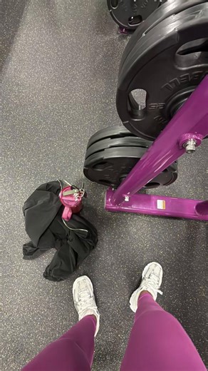 Proud of myself for getting over my Smiths machine intimidation 😬 👏🏾 #smithmachineworkouts #yayme #proudofmyself #doitforyourself