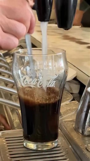 COLA MAISON 🥤 Je vous remet ce classique avec ces fortes chaleurs 🥵 Tu veux une boisson rafraîchissante 100% faite maison ? Voici la recette parfaite pour un cola artisanal, plein de saveurs et super simple à faire ! 👇 ✨ Ingrédients : 🔸 2 càs de sucre brun 🔸 15 cl d’eau 🔸 Zestes : 2 d’orange, 1 de citron jaune, 1 de citron vert 🔸 1 badiane 🔸 4 grains de coriandre 🔸 3 grains de poivre noir 🔸 1 bâton de cannelle 🔸 Une pincée de muscade À toi de jouer ! 😍 Dis-moi en commentaire si tu te