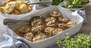 Köttfärs– och baconrullader i gräddig sås