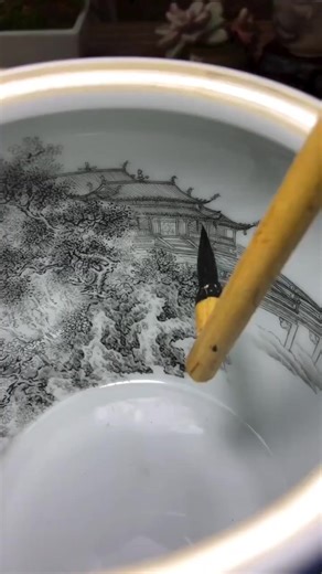 Artist Wan Li, a master of 'inner painting,' creates intricate designs inside glass vases, blending modern themes with ancient techniques. 🎨 cr: 万丽 #Jingdezhen #Porcelain #InnerPainting #ChineseArt #CulturalHeritage #fyp | Go Chengdu