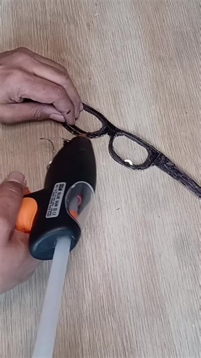 #diy #tutorial #repair #glasses #ideeoriginale #faisletoimeme #bricolagefacile #recycle #savemoney #savemoneytipsandtricks #fyp #tipsandtricks