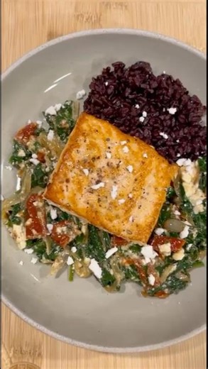 Saftiger Lachs mit Spinat & Feta 🐟🥬 | Schnelles & gesundes Rezept in 20 Minuten