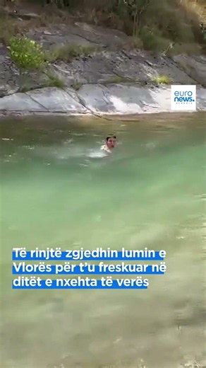 Të rinjtë zgjedhin lumin e Vlorës për t’u freskuar në ditët e nxehta të verës