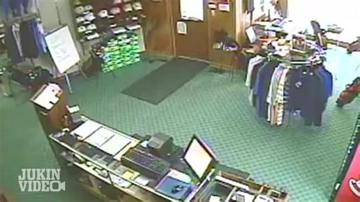 外国男子从二楼上掉下来还淡定跟同事打招呼(Hey Ron, hey Billy... [ORIGINAL])