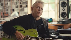 Martin presenta la nuova Martin Gore Anniversary Center Block Guitar, e parla del suo amore per le chitarre e in particolare per le Gretsch. Video: Gretsch / Depeche Mode | Depeche Mode Italia - Official