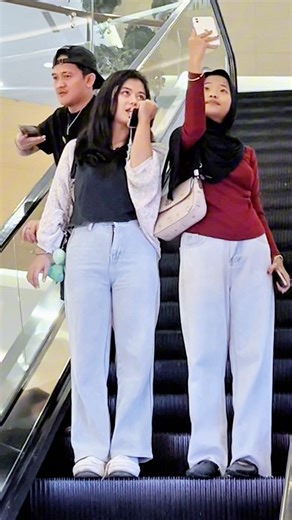 13K views · 140 reactions | Handcuff PRANKS #reelsviralfb #comedy #publicfigure #fyp #funnyvideos #contentcreator #viral #semuaorang #fbpro #jangkauanluas | Ashim Dwintara Real | Facebook