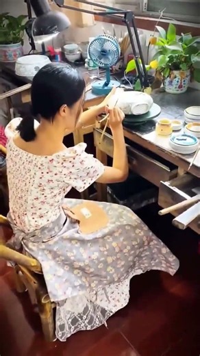 Jingdezhen's Artisans: Mastering the Craft of Hand-Painted Porcelain