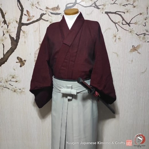 ~Commissioned Umanori Hakama~ ~How to wear a Hakama Tutorial~ I just took photos of each step of tying a hakama for the client.. Hakamas can be tied differently depending on the school they learned it from. Also, there are a lot of different himo musubis out there but I prefer juumonji even for informal ones.. lol #CraftedByYuugen #Hakama #UmanoriHakama | Yuugen Japanese Kimono & Craftsー幽玄着物