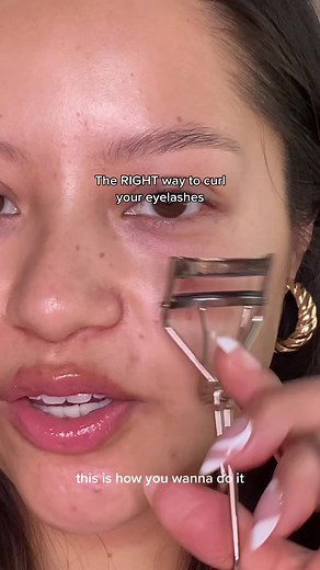 The Right Way to Curl Your Eyelashes