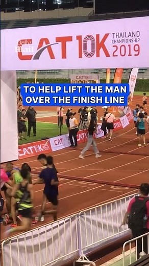 Runner turns back to help injured competitor
