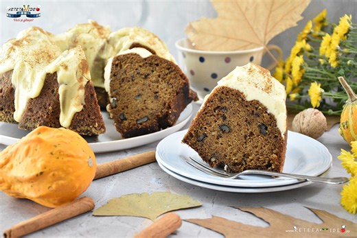 Prajitura cu dovleac, nuca si glazura din crema de branza este genul de desert care iti aduce in casa arome de toamna si gust de turta dulce. Toate intr-o singura muscatura! Desi eu am facut-o sub forma de chec cu dovleac este super pufoasa, incredibil de aromata si foarte usor de preparat. RETETA VIDEO ⏯ https://youtu.be/uYedWL9ZFN0 RETETA SCRISA ▶ https://bit.ly/3tTur2n #prajituracudovleac #dovleac #dovleacplacintar #retetavideo #prajitura | Reteta-Video