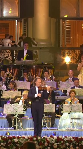 De iconische Radetzkymars van Johann Strauss opgevoerd door André Rieu en zijn Johann Strauss Orchestra op het plein in Wenen! 👏🇦🇹 📺 'André Rieu in het Wenen van Johann Strauss' zie je zaterdag 25 oktober om 16.50 uur bij AVROTROS op NPO 1. #andrerieu #avrotros #avrotrosklassiek #strauss | AVROTROS Klassiek
