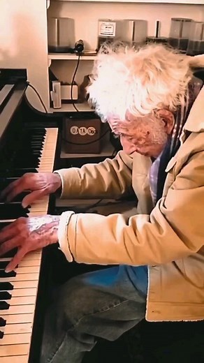 Con 94 años hace esta magistral interpretación del I movimiento de la Sonata Claro de luna de Beethoven #ChipionaCity #Chipiona #piano #clasica #pianolovers | Chipiona City