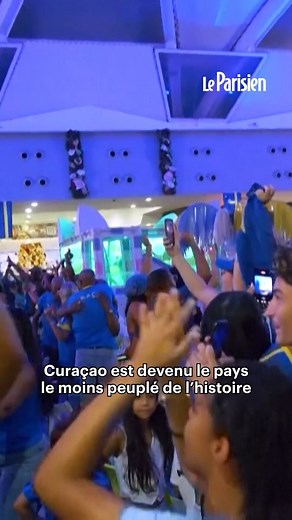 156 000 Curaciens, aucun d'entre eux parmi les joueurs, mais une joie immense pour cette petite île des Caraïbes. Curaçao, État autonome faisant partie du Royaume des Pays-Bas, s'est qualifié pour le Mondial 2026 mardi soir après un match nul (0-0) face à la Jamaïque. L'île a terminé première du Groupe B de la Concacaf, et pourrait même affronter les Pays-Bas en phase éliminatoire. #curacao #mondial2026 #football #mondial #cdm | Le Parisien