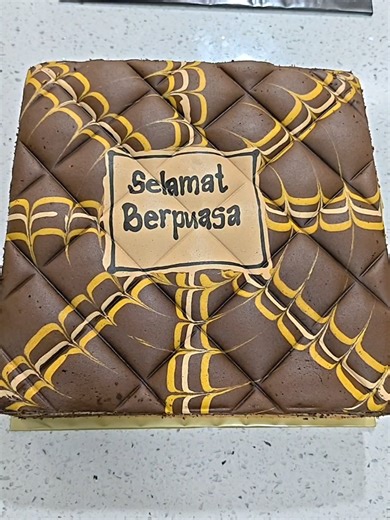 Kek Marble Vanilla Chocolate dgn ucapan Selamat Berpuasa. #kekmarblebysarinaanuar #kekmarblenilai #corakkekmarble #kekmarbleselamatberpuasa