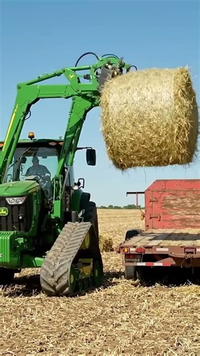 Texas Farmer Using $500,000 John Deere 9RX to Load Hay Bales 😳 #shorts