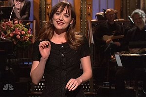 'SNL' Host Dakota Johnson Has Another Awkward Exchange With Her Famous Parents (Video)