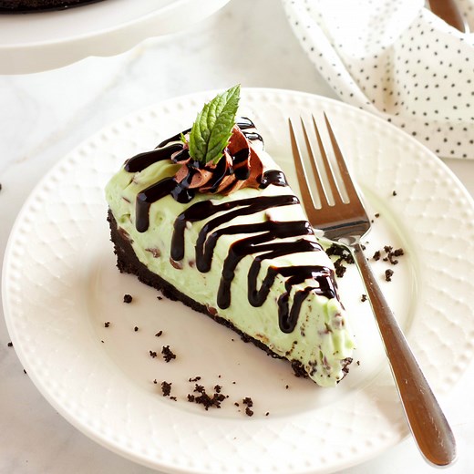 This Easy No Bake Mint Chocolate Chip Cheesecake is SO easy to make and perfect for the the holidays! Get the FULL RECIPE here: http://thebusybaker.ca/easy-no-bake-mint-chocolate-chip-cheesecake/ | The Busy Baker