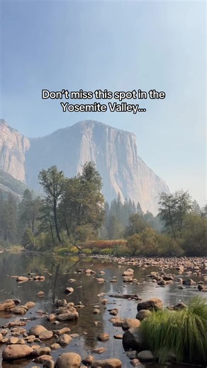 Don’t miss one of the most beautiful spots in Yosemite National Park! 🏞️💙 The Merced River winds through Yosemite Valley, surrounded by towering granite cliffs and breathtaking Sierra Nevada scenery. The water was so clear, and it was easy to see why so many people stopped to admire it! 📍 Merced River near Curry Village, Yosemite National Park ☀️ Visiting in late summer or early fall may mean lower water levels than during spring snowmelt. When we visited, the water was mid-calf deep in the a