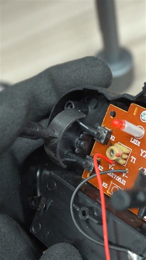 943K views · 32K reactions | Estos carritos RC iban a terminar en la basura, pero es mejor dedicarles un tiempito y darles una segunda oportunidad  #PCB #estaño #soldadura #electronics #electronica #reparacion #repair #repairing #rc #auto #coche #juguete #car #radio #pila #bateria #battery #electricidad #electricity | Mundo Electrónica | Facebook