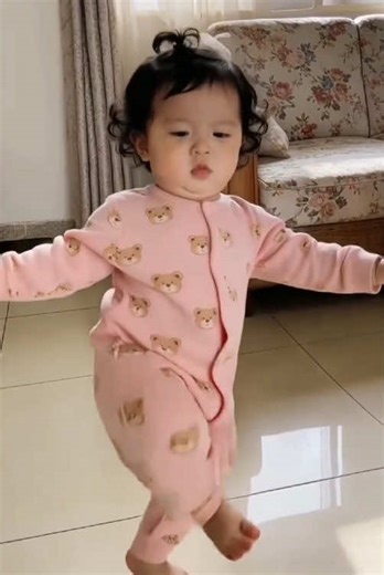 Kids react to the CapCut Music template that makes me lose control! Synchronize your crazy energy with viral audio, hit the beat drop and go viral fast! Kid reacts to Music Makes Me Lose Control CapCut template! Sync their chaotic energy to the viral audio, nail the beat drop, and go viral!Funny dance Funny dance tutorial Kid's dance Men's dance Women's dance Elderly dance Funny kid Funny kids' dance Funny men's dance Funny women's dance Funny dance Funny dance tutorial Children's dance Men's da